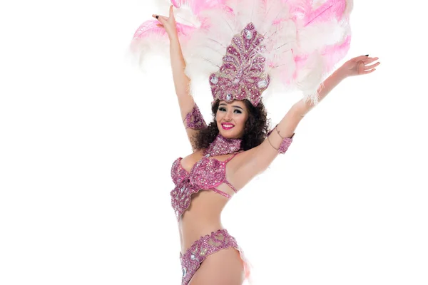 Mujer alegre en traje de carnaval con plumas de color rosa con las manos levantadas eufórico aislado en blanco - foto de stock