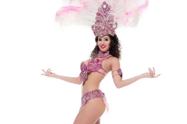 Femme lumineuse en costume de carnaval avec des plumes roses danses isolées sur blanc — Photo de stock