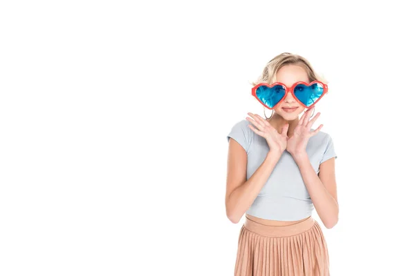 Belle jeune femme en gros coeur en forme de lunettes de soleil posant isolé sur blanc — Photo de stock