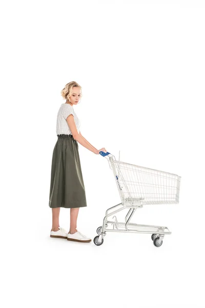 Pleine longueur vue de bouleversé jeune femme debout avec vide panier isolé sur blanc — Photo de stock