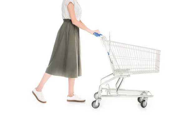 Обрізаний знімок жінки, що штовхає порожній торговий візок ізольований на білому — стокове фото