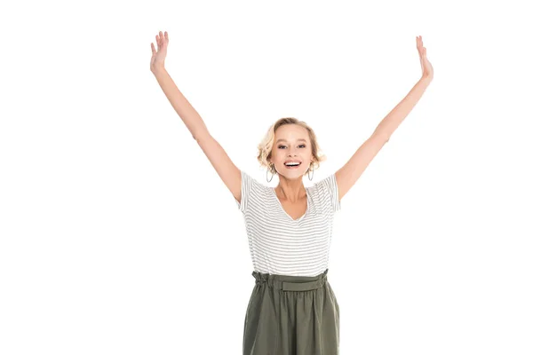 Красива щаслива молода жінка, що стоїть з піднятими руками і посміхається на камеру ізольована на білому — стокове фото