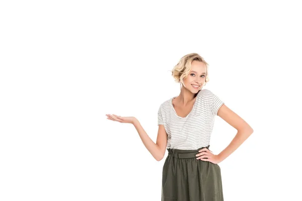 Schöne junge Frau zeigt Kopierraum und lächelt in die Kamera isoliert auf weiß — Stockfoto