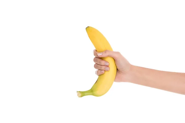 Abgeschnittene Aufnahme einer Frau, die eine frische Banane in der Hand hält, isoliert auf weiß — Stockfoto