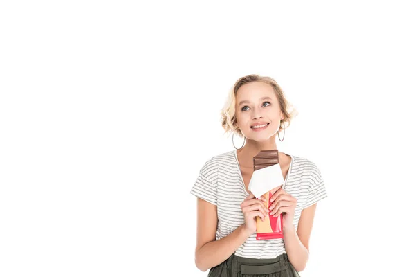 Ritratto di donna sorridente con cioccolato in mani isolate su bianco — Foto stock