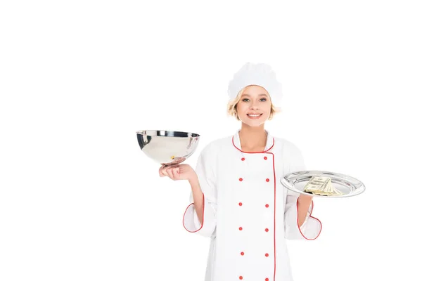 Retrato de chef feminino sorridente com bandeja de serviço vazia e dinheiro olhando para a câmera isolada no branco — Fotografia de Stock