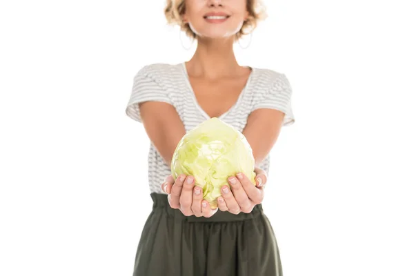 Вибірковий фокус жінки, що тримає свіжу капусту в руках ізольовано на білому — стокове фото