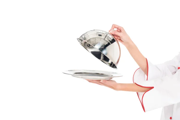 Обрізаний знімок шеф-кухаря, що тримає порожній сервірувальний лоток з куполом в руках ізольовано на білому — стокове фото
