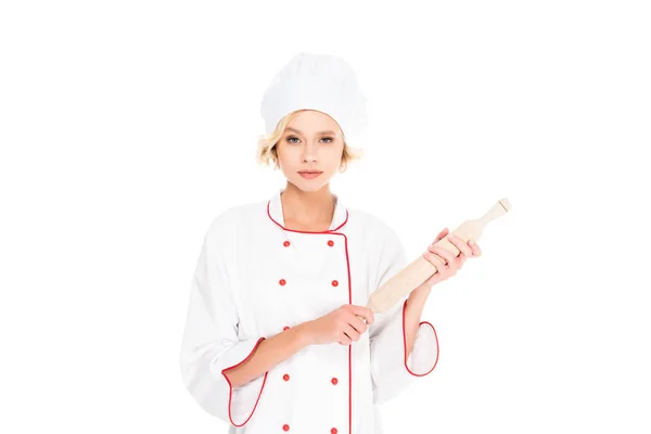 Portrait de jeune femme chef avec rouleau à pâtisserie dans les mains isolées sur blanc — Photo de stock