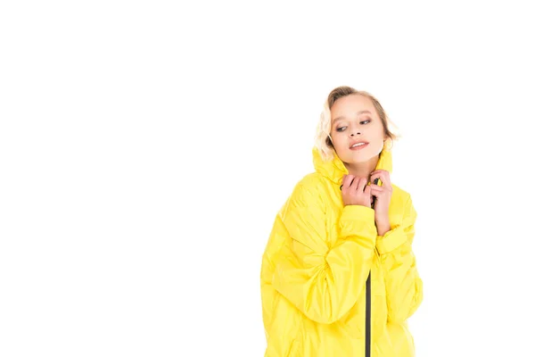 Retrato de bela jovem mulher em capa de chuva amarela isolada em branco — Fotografia de Stock