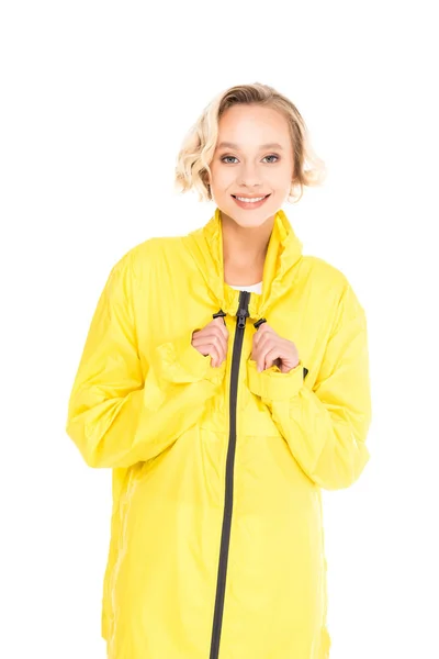 Porträt einer schönen lächelnden Frau in gelbem Regenmantel isoliert auf weißem Grund — Stockfoto