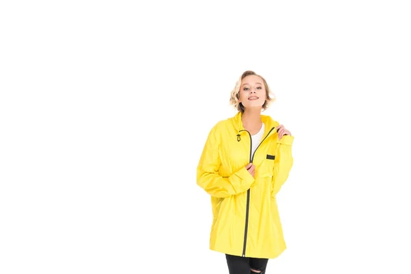 Porträt einer schönen jungen Frau in gelbem Regenmantel isoliert auf weiß — Stockfoto