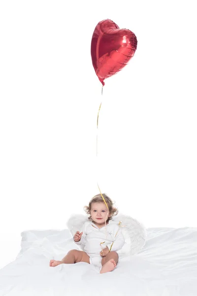 Дитячий ангел з крилами та німусом, що тримає серцеву кулю, ізольовано на білому — стокове фото