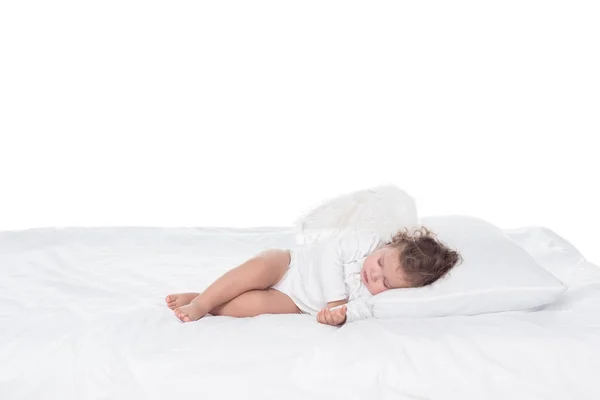 Petit ange dormant sur le lit, isolé sur blanc — Photo de stock