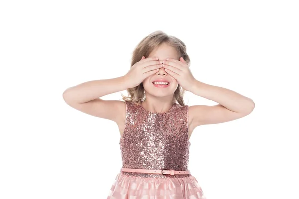 Enfant souriant en robe rose fermant les yeux, isolé sur blanc — Photo de stock