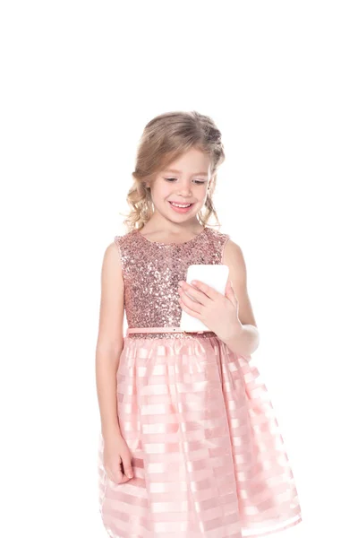 Усміхнена дитина використовує смартфон, ізольована на білому — стокове фото