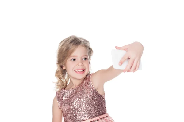 Niño feliz tomando selfie en el teléfono inteligente, aislado en blanco - foto de stock