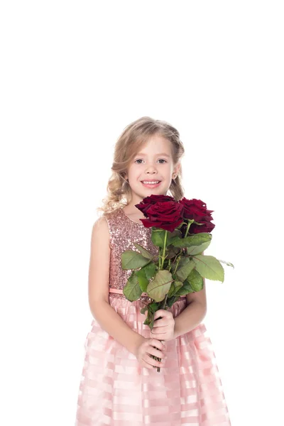 Entzückendes Kind im Kleid mit einem Strauß roter Rosen, isoliert auf weißem Grund — Stockfoto