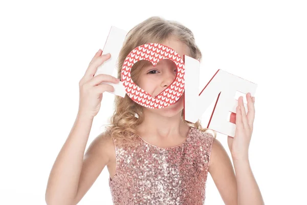 Niño feliz sosteniendo el símbolo del amor para el día de San Valentín, aislado en blanco - foto de stock