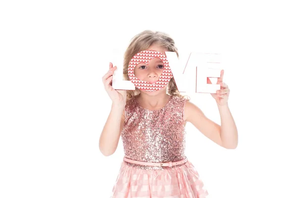 Adorable niño sosteniendo el símbolo del amor para el día de San Valentín, aislado en blanco - foto de stock