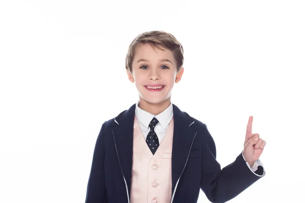 Pequeno menino sorridente tendo ideia e apontando para cima, isolado em branco — Fotografia de Stock