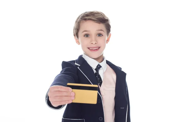 Маленький мальчик держит золотую кредитную карту, изолированные на белом — стоковое фото