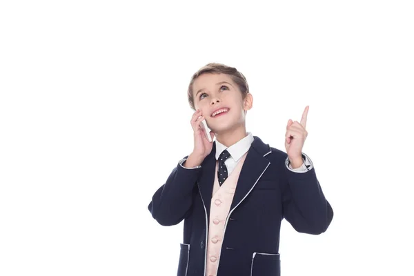 Kleiner Junge gestikuliert beim Smartphone-Sprechen, isoliert auf weißem Grund — Stockfoto