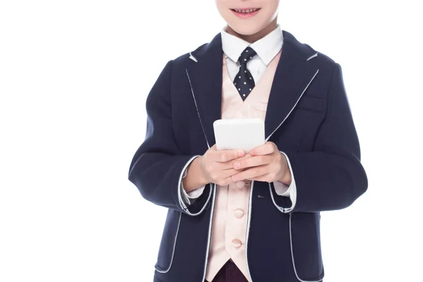 Vista recortada de niño pequeño usando teléfono inteligente, aislado en blanco - foto de stock