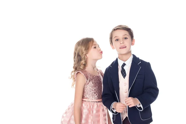 Hermosa niña capaz de besar chico en traje mirando cámara aislada en blanco - foto de stock