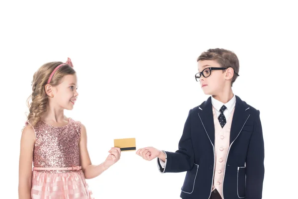 Adorables niños de moda sosteniendo tarjeta de crédito de oro aislado en blanco - foto de stock