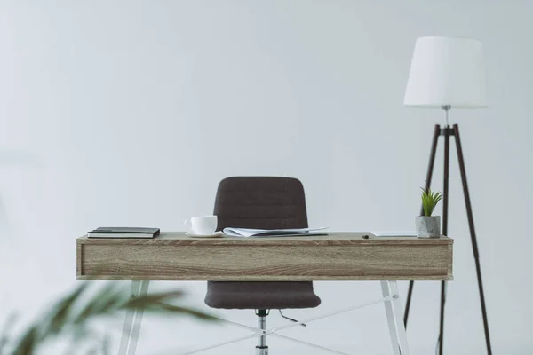 Стул и деревянный стол в офисе изолированы на серый — стоковое фото
