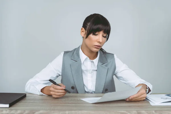 Geschäftsfrau unterschreibt Vertrag isoliert auf grau — Stockfoto