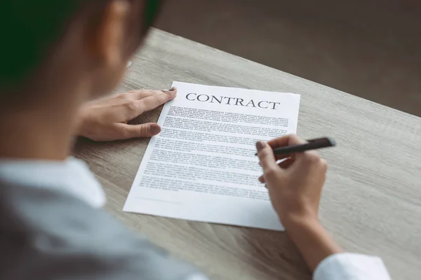 Imagen recortada de la empresaria firmando contrato - foto de stock