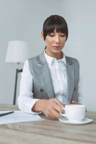 Mulher de negócios atraente tomando copo isolado em cinza — Fotografia de Stock