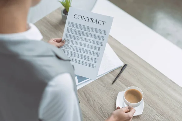 Обрізане зображення бізнес-леді, що читає контракт — стокове фото