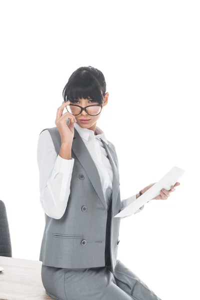 Femme d'affaires regardant au-dessus des lunettes isolées sur blanc — Photo de stock