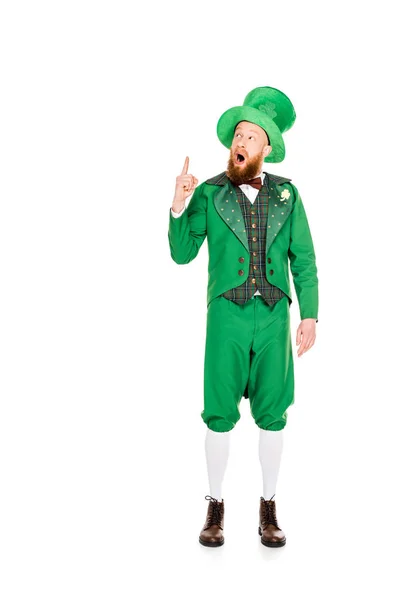 Guapo duende en traje verde y sombrero apuntando hacia arriba, aislado en blanco - foto de stock