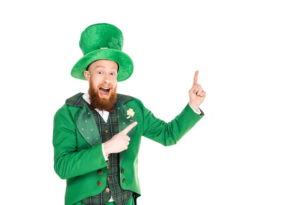 Eccitato bel leprecauno in abito verde e cappello che presenta qualcosa, isolato su bianco — Foto stock