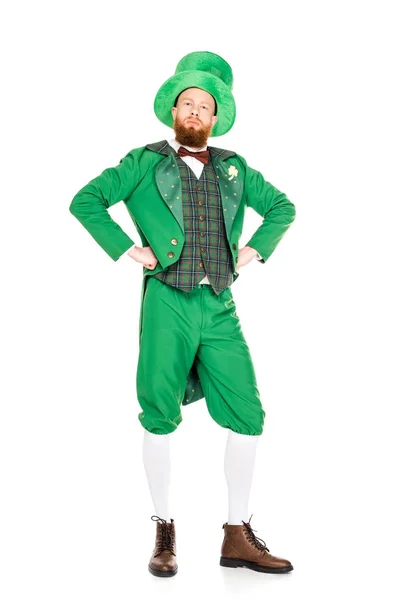 Schöner Kobold in grünem Anzug und Hut, isoliert auf weiß — Stockfoto