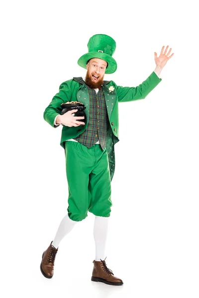 Leprechaun acenando e mantendo pote de ouro, isolado em branco — Fotografia de Stock