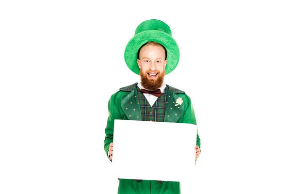 Leprechaun en costume vert tenant une pancarte vierge, isolé sur blanc — Photo de stock