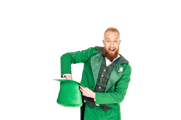 Excité bel homme en costume de lutin tenant chapeau vert, isolé sur blanc — Photo de stock