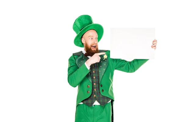 Kobold im grünen Anzug zeigt auf leeres Plakat, isoliert auf weiß — Stockfoto