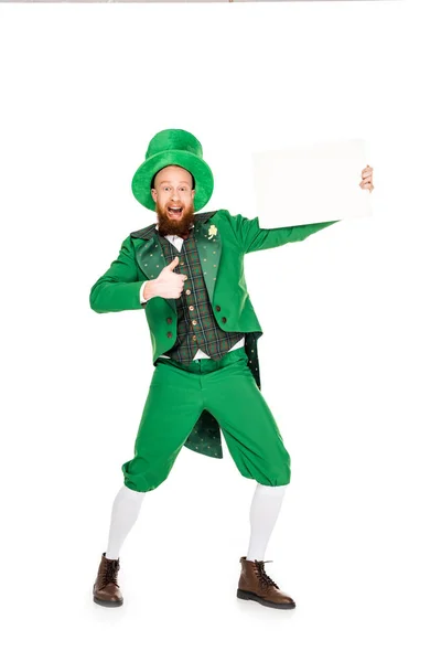 Leprecauno con pollice in alto e cartello bianco, isolato su bianco — Foto stock