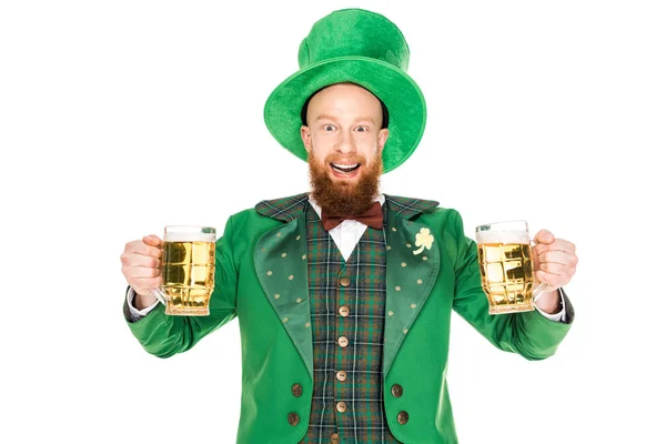 Duende sonriente celebrando el día de San Patricio con vasos de cerveza, aislado en blanco - foto de stock