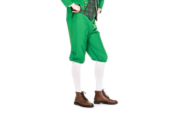 Bassa sezione di uomo in costume leprecauno verde, isolato su bianco — Foto stock