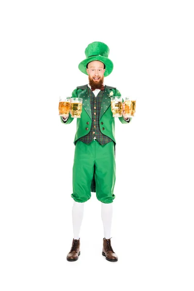 Gnomo celebrando el día de San Patricio con vasos de cerveza, aislados en blanco - foto de stock