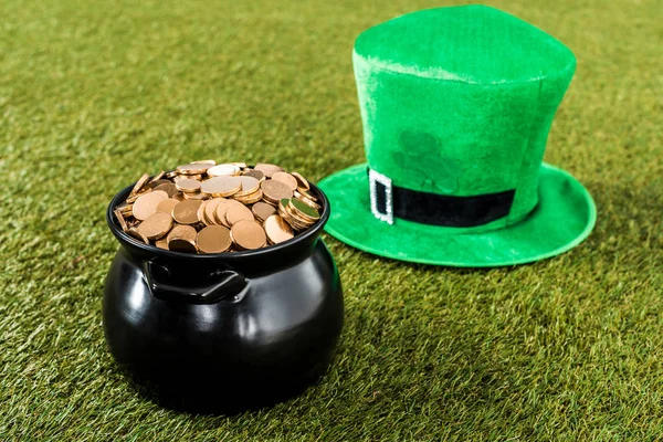 Chapeau vert et pot d'or sur l'herbe pour st patricks jour — Photo de stock