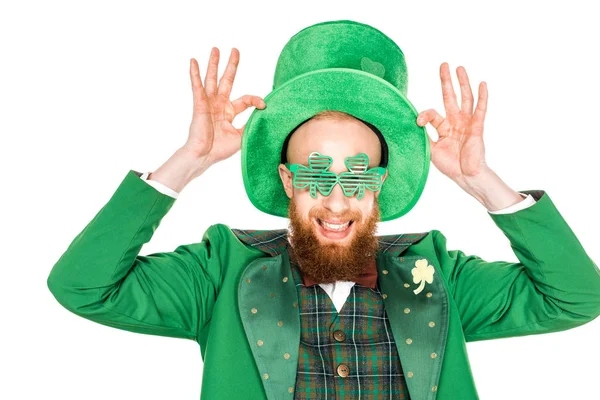 Glücklicher bärtiger Mann in grünem Kostüm und Hut, der isoliert auf weißem, st patricks day concept lächelt — Stockfoto