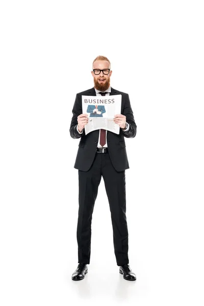 Joven hombre de negocios barbudo en gafas con periódico y mirando a la cámara aislada en blanco - foto de stock